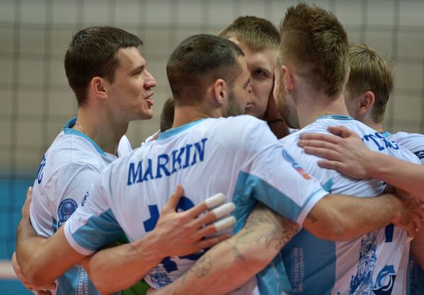 Волейболисты московского Динамо радуются набранному очку