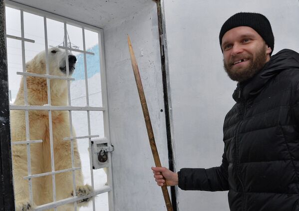 Хоккеисты Трактора навестили живой талисман команды - белого медведя Алтына