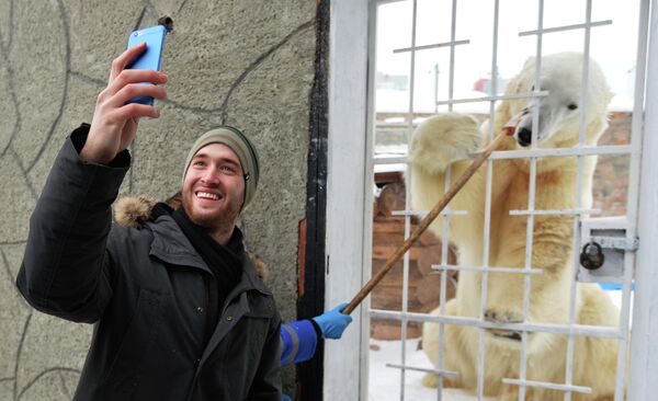 Хоккеисты Трактора навестили живой талисман команды - белого медведя Алтына