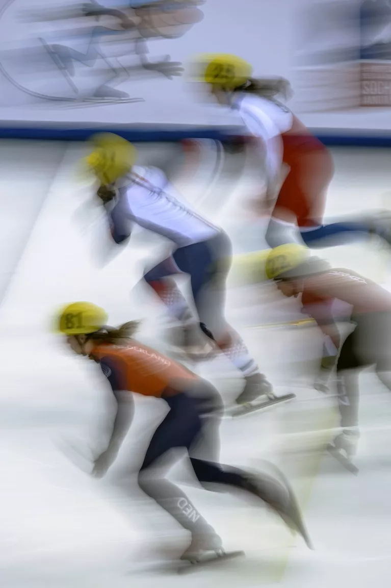 Спортсмены в предварительном забеге на 500 метров среди женщин на чемпионате Европы по шорт-треку в Сочи Спортсмены в предварительном забеге на 500 метров среди женщин на чемпионате Европы по шорт-треку в Сочи