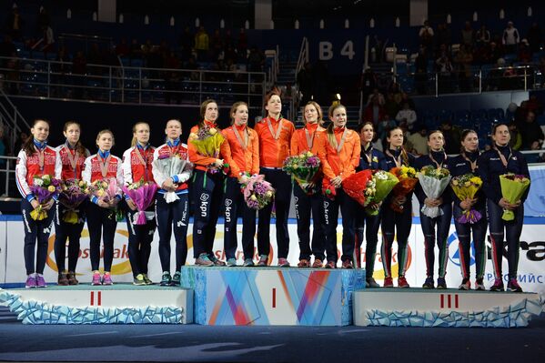 Призеры эстафеты на 3000 метров среди женщин на чемпионате Европы по шорт-треку в Сочи во время церемонии награждения (слева направо)