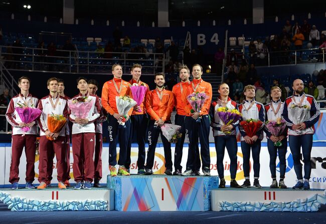 Шорт-трекисты сборной Венгрии - серебряные медали, шорт-трекисты сборной Нидерландов - золотые медали, шорт-трекисты сборной Великобритании - бронзовые медали (слева направо)