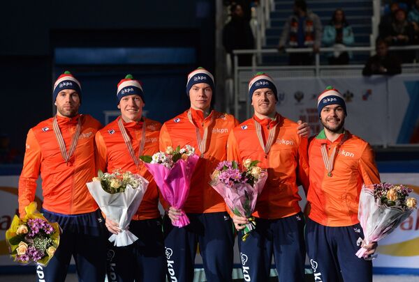 Шорт-трекисты сборной Нидерландов - победители эстафеты на 5000 метров на чемпионате Европы в Сочи