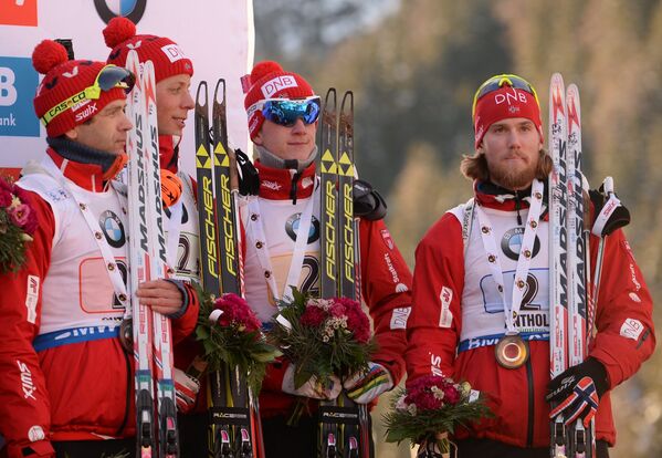 Биатлонисты сборной Норвегии Уле-Эйнар Бьорндален, Ларс-Хельге Биркеланд, Йоханнес Бё и Эрленд Бьонтегорд (слева направо)