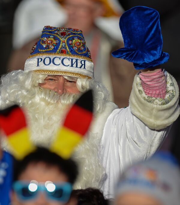 Болельщик в костюме Деда Мороза во время эстафеты среди мужчин на шестом этапе Кубка мира по биатлону