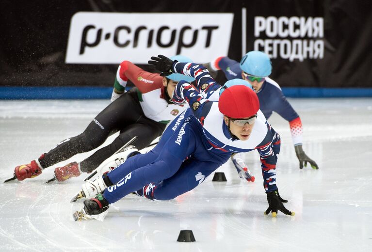 В центре: Семён Елистратов