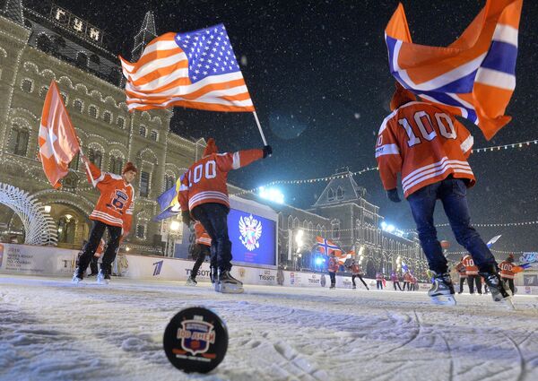 Мероприятие 100 дней до начала чемпионата мира по хоккею в России на ГУМ катке в Москве