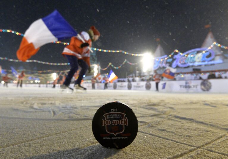 Мероприятие 100 дней до начала чемпионата мира по хоккею в России на ГУМ катке в Москве Мероприятие 100 дней до начала чемпионата мира по хоккею в России на ГУМ катке в Москве