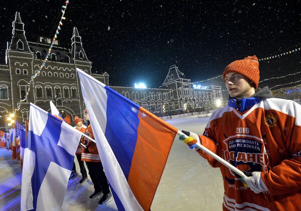 Мероприятие 100 дней до начала чемпионата мира по хоккею в России на ГУМ катке в Москве