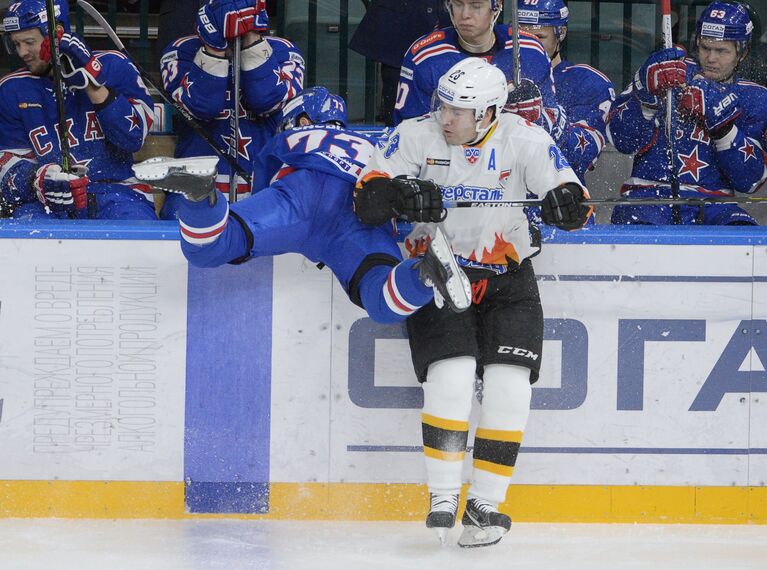 Защитник СКА Максим Чудинов (слева на первом плане) и форвард Северстали Игорь Скороходов Защитник СКА Максим Чудинов (слева на первом плане) и форвард Северстали Игорь Скороходов