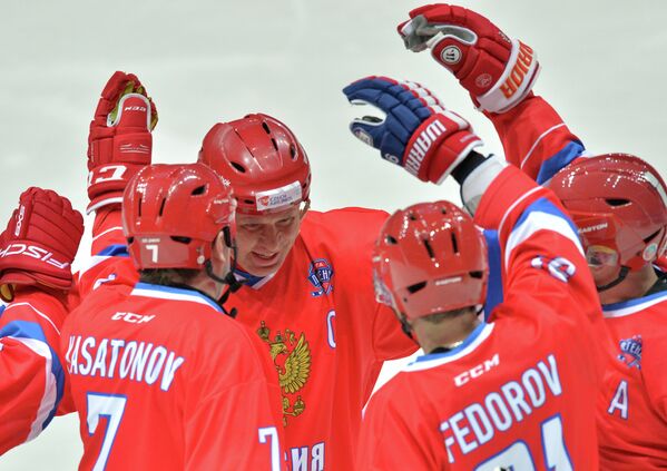 Хоккеисты сборной России в полуфинальном матче Лиги Легенд