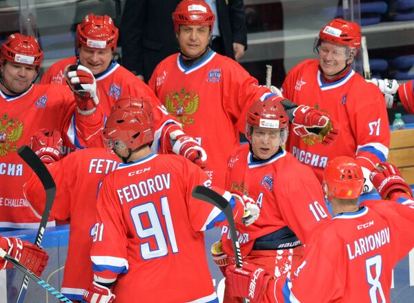 Хоккеисты сборной России в полуфинальном матче Лиги Легенд