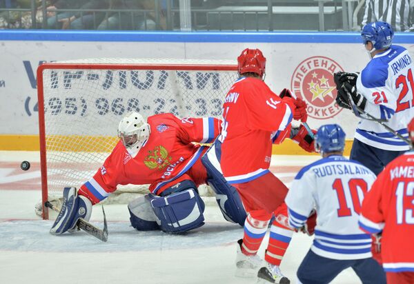 Игровой момент матча Лиги Легенд мирового хоккея Россия - Финляндия