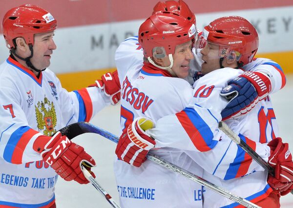 Хоккеисты сборной России Алексей Касатонов, Вячеслав Фетисов и Павел Буре (слева направо)