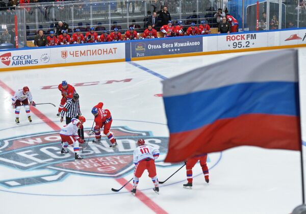 Игровой момент матча Лиги Легенд мирового хоккея между сборными России и Чехии