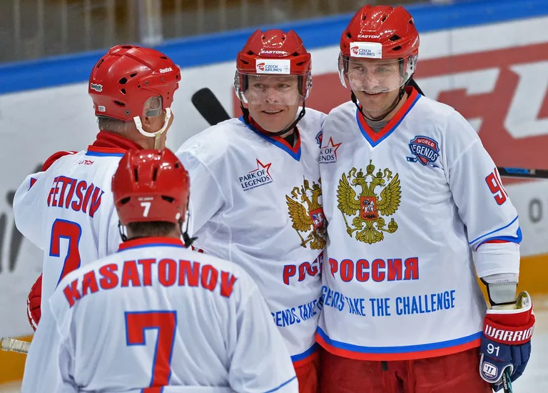 Хоккеисты сборной России Алексей Касатонов, Вячеслав Фетисов, Сергей Фёдоров и Павел Буре (справа налево) Хоккеисты сборной России Алексей Касатонов, Вячеслав Фетисов, Сергей Фёдоров и Павел Буре (справа налево)