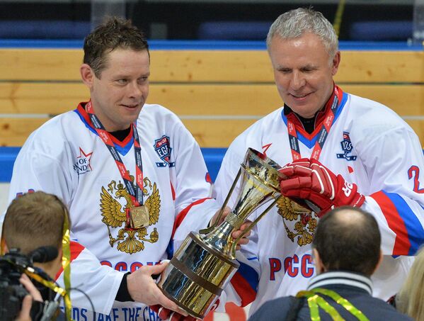 Хоккеисты сборной России Павел Буре (слева) и Вячеслав Фетисов