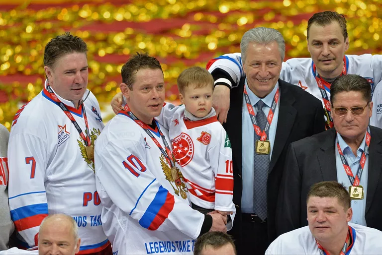 Игроки сборной России Алексей Касатонов, Павел Буре, главный тренер сборной России Александр Якушев, игроки сборной России Андрей Коваленко, Сергей Фёдоров и тренер сборной России Сергей Макаров (слева направо) Игроки сборной России Алексей Касатонов, Павел Буре, главный тренер сборной России Александр Якушев, игроки сборной России Андрей Коваленко, Сергей Фёдоров и тренер сборной России Сергей Макаров (слева направо)