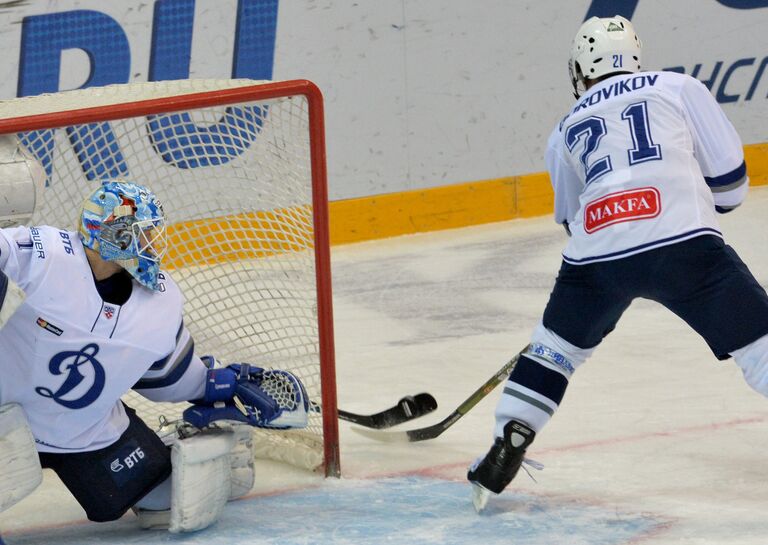 Вратарь ХК Динамо Александр Ерёменко (слева) и форвард ХК Динамо Константин Горовиков