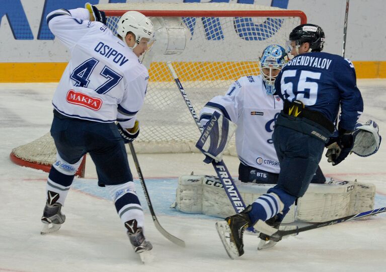 Защитник ХК Динамо Александр Осипов, вратарь ХК Динамо Александр Ерёменко и форвард ХК Адмирал Артём Подшендялов (слева направо)