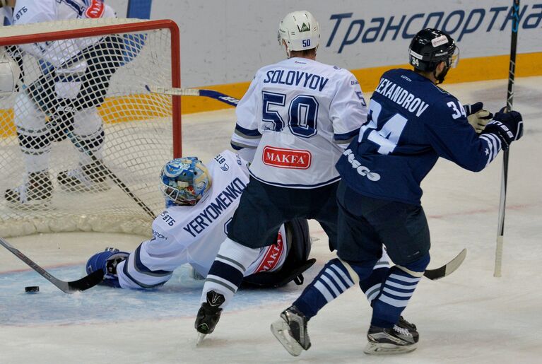 Вратарь ХК Динамо Александр Ерёменко, защитник ХК Динамо Максим Соловьёв, нападающий ХК Адмирал Виктор Александров (слева направо)