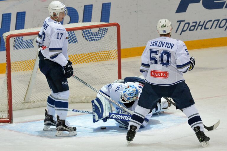 Защитник ХК Динамо Юусо Хиетанен, вратарь ХК Динамо Александр Ерёменко, защитник ХК Динамо Максим Соловьёв (слева направо)
