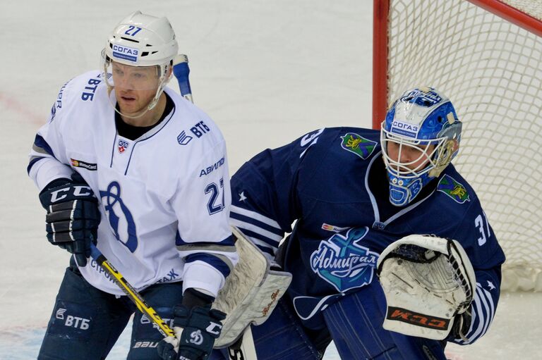 Нападающий ХК Динамо Алексей Терещенко (слева) и вратарь ХК Адмирал Игорь Бобков