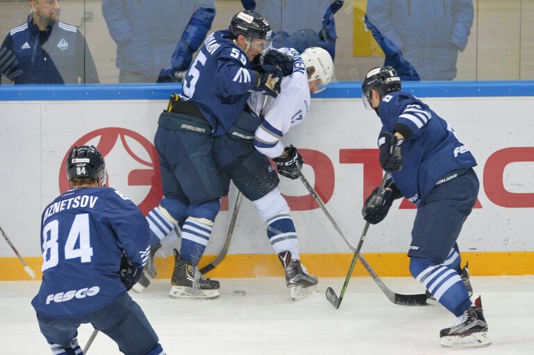 Нападающие ХК Адмирал Александр Кузнецов, Артём Подшендялов и защитник ХК Динамо Юусо Хиетанен (слева направо)