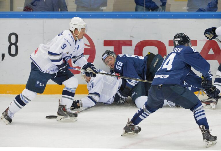 Нападающий ХК Динамо Алексей Цветков, защитник ХК Динамо Юусо Хиетанен, форвард ХК Адмирал Артём Подшендялов (слева направо)