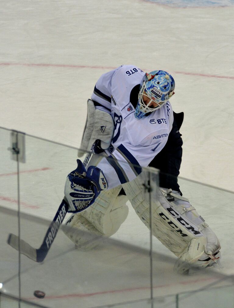 Вратарь ХК Динамо Александр Ерёменко