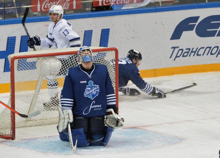 Вратарь ХК Адмирал Игорь Бобков (второй слева)