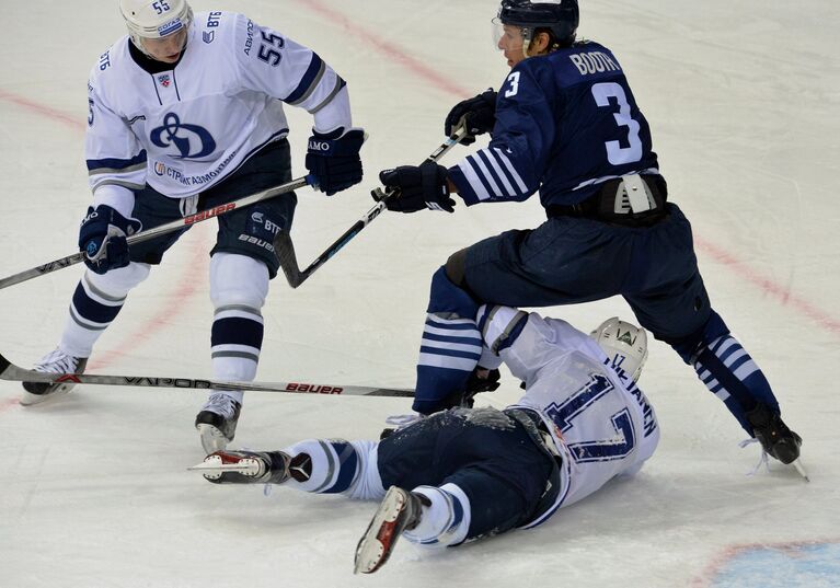 Защитник ХК Динамо Дмитрий Вишневский, нападающий ХК Адмирал Дэвид Бут и защитник ХК Динамо Юусо Хиетанен (слева направо)