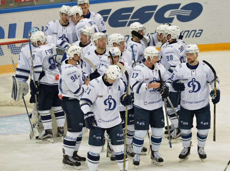 Хоккеисты московского Динамо радуются победе