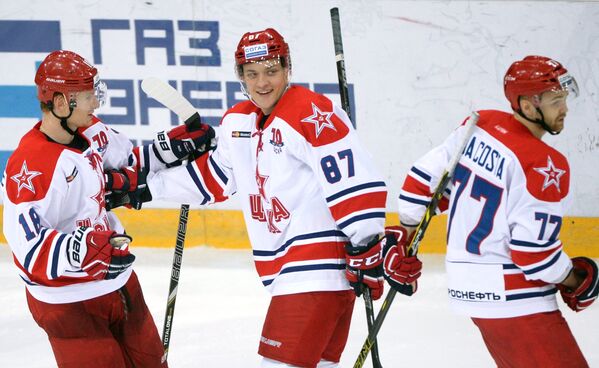 Нападающие ЦСКА Дмитрий Кугрышев, Андрей Светлаков и Стефан Да Коста (слева направо)