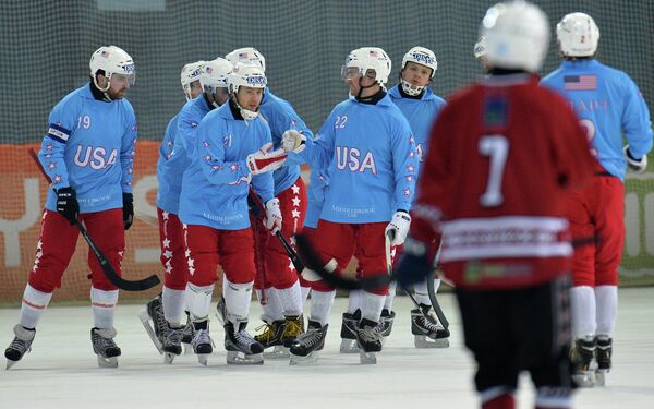Игроки сборной США радуются заброшенному мячу в матче чемпионата мира по хоккею с мячом