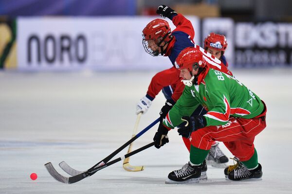 Игровой момент матча чемпионата мира по хоккею с мячом Белоруссия - Норвегия