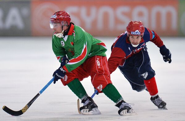 Игрок сборной Белоруссии по хоккею с мячом Максим Кошелев (слева)