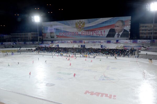 Игровой момент матча чемпионат мира по хоккею с мячом Казахстан - Россия