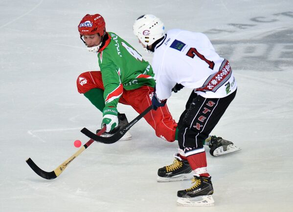 Игрок сборной Белоруссии Михаил Тарасенко (слева) и игрок сборной Латвии Юлий Каднай
