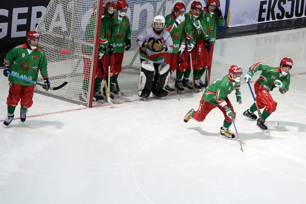 Команда сборной Белоруссии в матче группового этапа чемпионата мира по хоккею с мячом