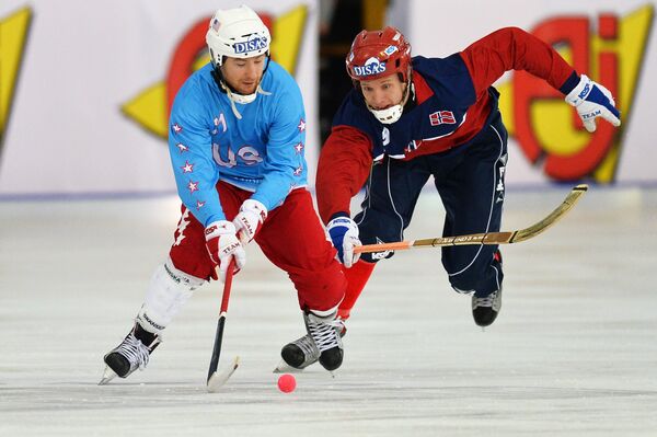 Игрок сборной США Дэррен Ричардрссон (слева) и игрок сборной Норвегии Николай Йенсен