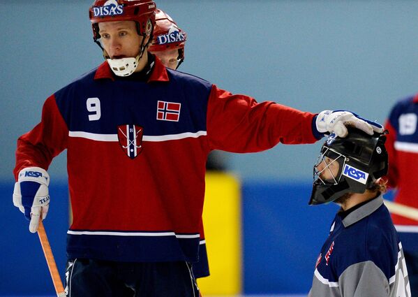 Игровой момент матча ЧМ по хоккею с мячом в Ульяновске Норвегия - США