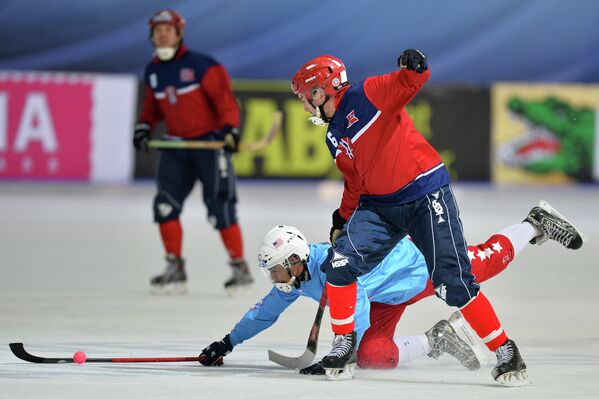 Игровой момент матча ЧМ по хоккею с мячом в Ульяновске Норвегия - США