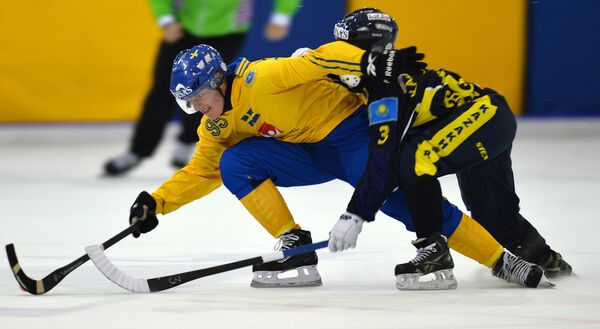 Игрок сборной Швеции Эрик Петтерссон (слева) и игрок сборной Казахстана Константин Пепеляев
