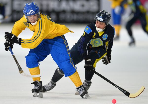 Игрок сборной Швеции Йоаким Андерссон (слева) и игрок сборной Казахстана Денис Максименко