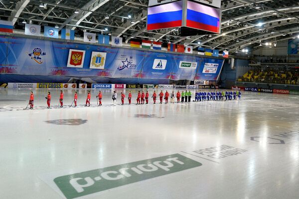 Сборные России и Финляндии по хоккею с мячом