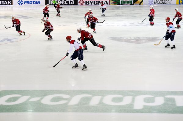 Игроки сборных Латвии и Норвегии в матче группового этапа чемпионата мира по хоккею с мячом
