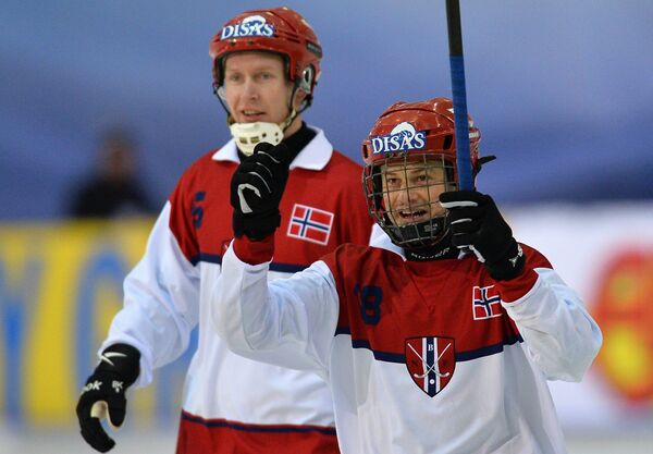 Игроки сборной Норвегии Петтер Моен (слева) и Магнус Хегевольд радуются забитому мячу