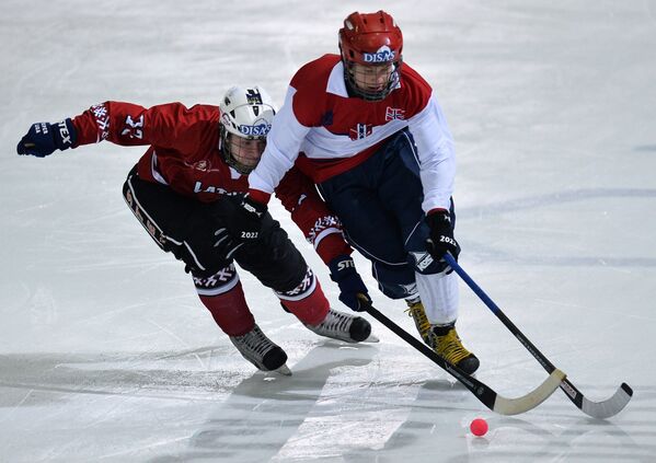Игрок сборной Латвии Альберт Голубовичс (слева) и игрок сборной Норвегии Фритьоф Хагберг