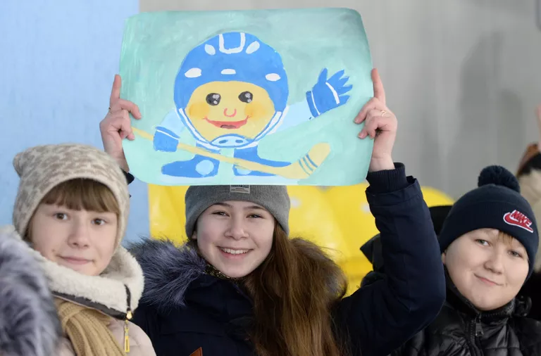 Юные болельщики во время матча группового этапа чемпионата мира по хоккею с мячом между сборными Латвии и Норвегии Юные болельщики во время матча группового этапа чемпионата мира по хоккею с мячом между сборными Латвии и Норвегии